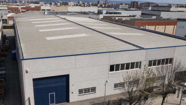Cubierta metálica nueva en nave industrial de Sabadell