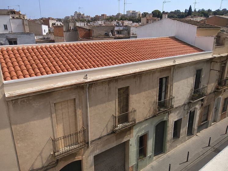 Tejado a dos aguas recién construido en casa antigua de Sabadell