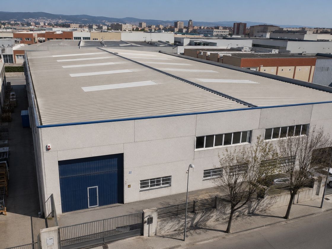 Cubierta de nave industrial en polígono de Sabadell antes de reparación