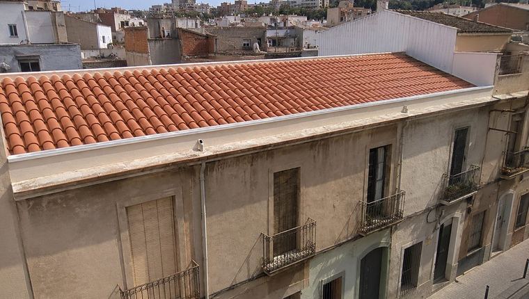 Tejado a dos aguas construido en casa unifamiliar de Sabadell